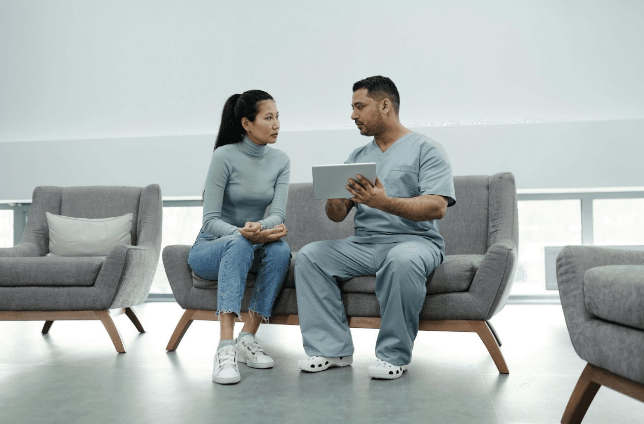 Digital Health - Illustration 3  Médecin et patient regardant une tablette