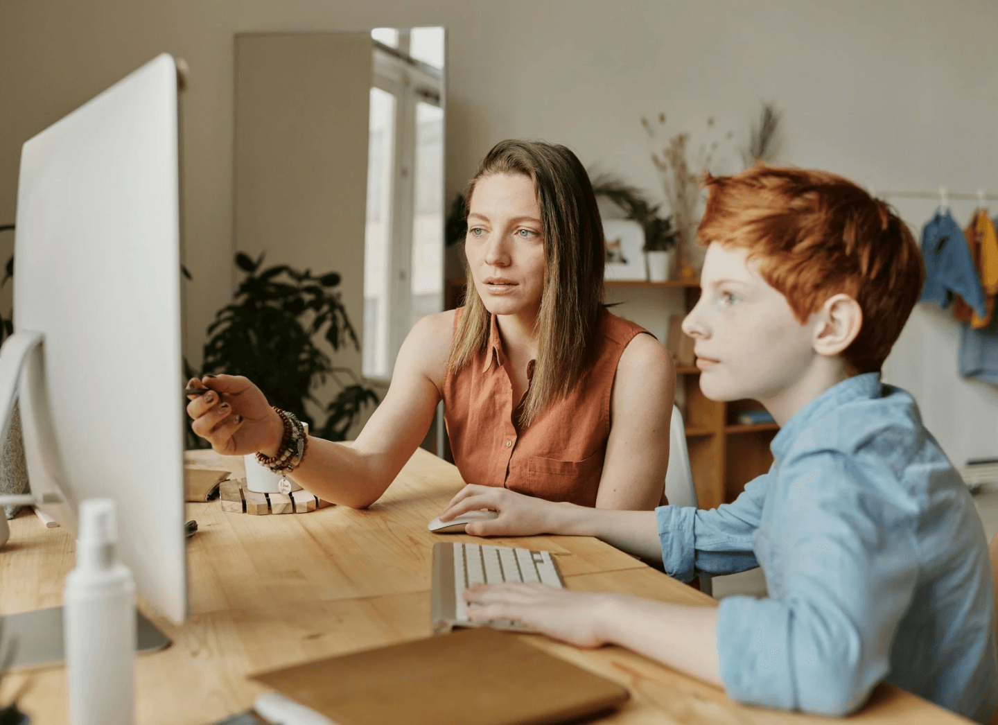 Belin Education - A woman and her son working with a computer