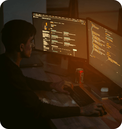 Cybersécurité - Personne devant un double écran