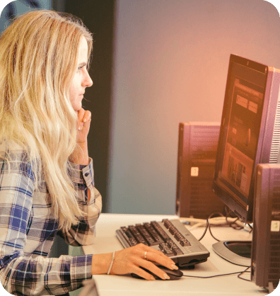 Femme travaillant sur son ordinateur